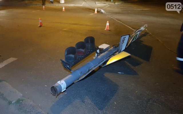Отказали тормоза: в Николаеве военный автомобиль «Урал» снес светофор Фото № 6 Отказали тормоза: в Николаеве военный автомобиль «Урал» снес светофор Фото № 6