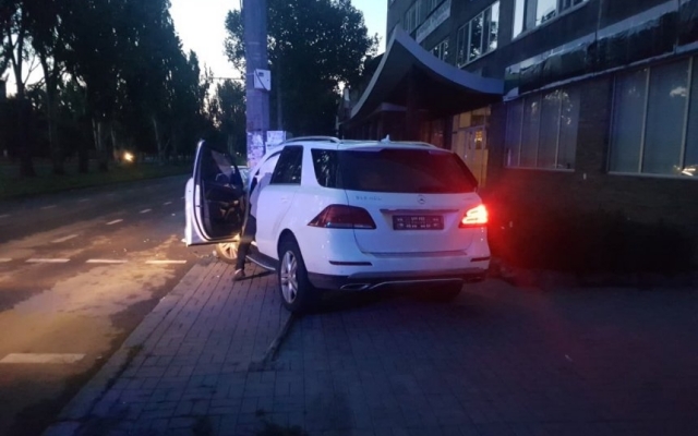 На Центральном проспекте автомобиль врезался в столб Фото № 2 На Центральном проспекте автомобиль врезался в столб Фото № 2