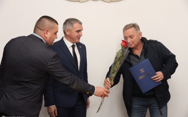 Мэр Николаева Александр Сенкевич вручил награды по случаю Дня автомобилиста и дорожника Фото № 14 Мэр Николаева Александр Сенкевич вручил награды по случаю Дня автомобилиста и дорожника Фото № 14