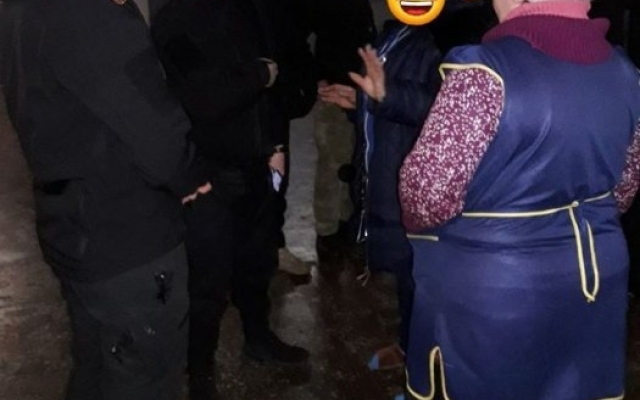 В Николаеве активисты националистической организации заставили бездомных убрать мусор на железнодорожном вокзале Фото № 3 В Николаеве активисты националистической организации заставили бездомных убрать мусор на железнодорожном вокзале Фото № 3