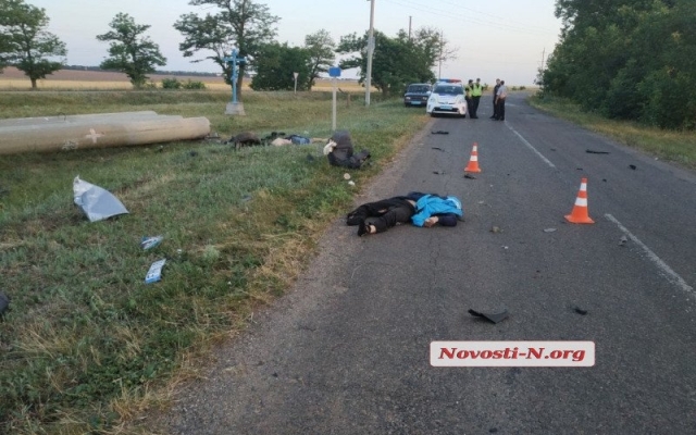 На трассе в районе Рыбаковки произошла жуткая авария: автомобиль разорвало пополам, водитель и пассажир – погибли Фото № 4 На трассе в районе Рыбаковки произошла жуткая авария: автомобиль разорвало пополам, водитель и пассажир – погибли Фото № 4