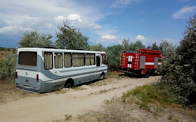На помощь пришли спасатели: в Николаевском области пассажирский автобус и два автомобиля застряли на бездорожье Фото № 1 На помощь пришли спасатели: в Николаевском области пассажирский автобус и два автомобиля застряли на бездорожье Фото № 1