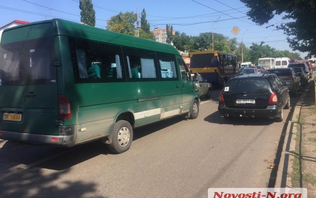 Из-за столкновения двух автомобилей в районе автовокзала образовалась пробка Фото № 8 Из-за столкновения двух автомобилей в районе автовокзала образовалась пробка Фото № 8