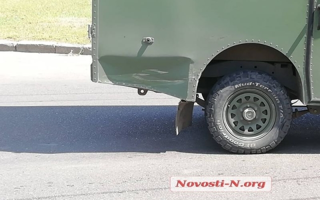 На Центральном проспекте иномарка протаранила военный автомобиль Фото № 1 На Центральном проспекте иномарка протаранила военный автомобиль Фото № 1