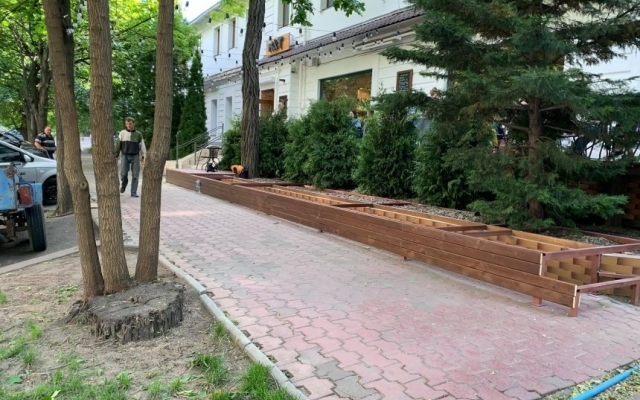 У ресторана депутата устанавливают «летник», частично занимая тротуар Фото № 1 У ресторана депутата устанавливают «летник», частично занимая тротуар Фото № 1