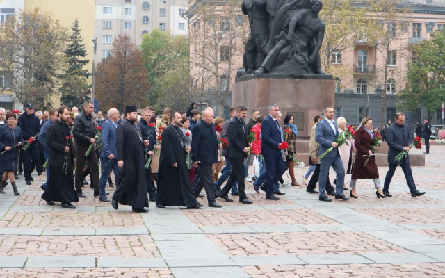 В Николаеве прошли торжества ко Дню освобождения Украины от нацистских захватчиков Фото № 7 В Николаеве прошли торжества ко Дню освобождения Украины от нацистских захватчиков Фото № 7