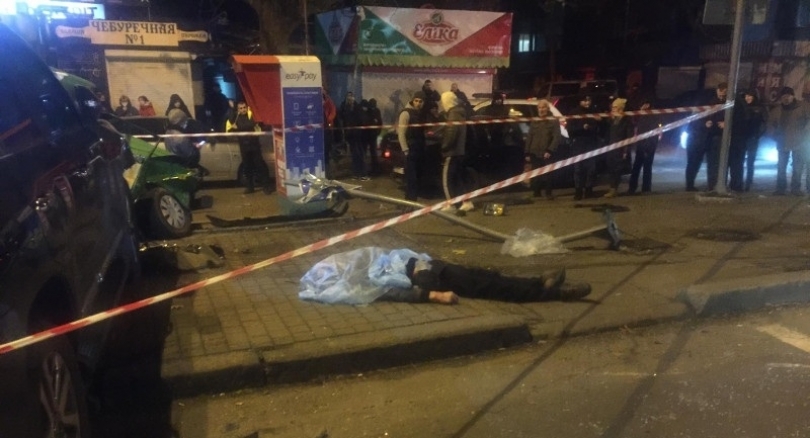 Жуткая авария в Николаеве, водитель влетел в остановку, один человек погиб Фото № 5 Жуткая авария в Николаеве, водитель влетел в остановку, один человек погиб Фото № 5