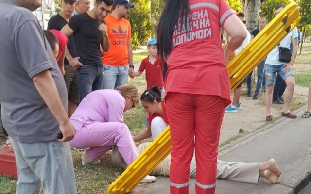На Центральном проспекте автомобиль с иностранными номерами на пешеходном переходе сбил женщину Фото № 0 На Центральном проспекте автомобиль с иностранными номерами на пешеходном переходе сбил женщину Фото № 0