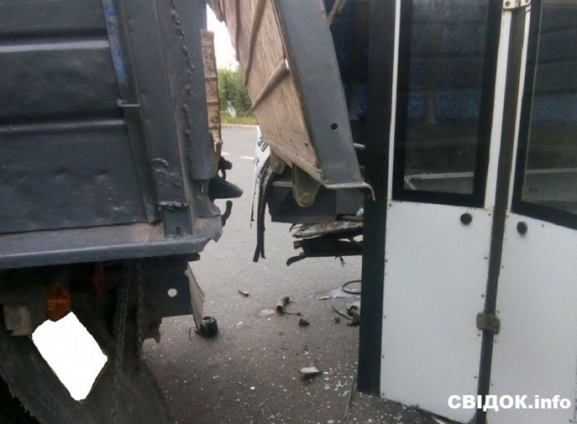 Чудом никто не пострадал – в Николаеве «ЗИЛ» врезался в маршрутку Фото № 2 Чудом никто не пострадал – в Николаеве «ЗИЛ» врезался в маршрутку Фото № 2