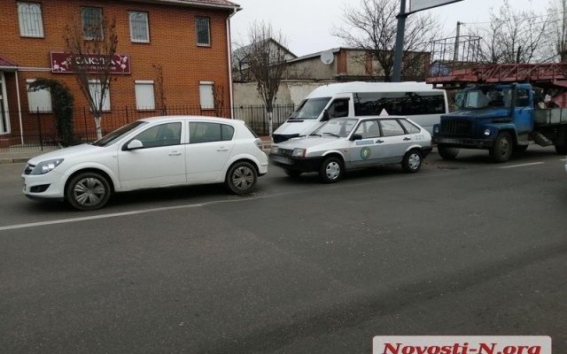В центре Николаева пьяный водитель автовышки врезался в учебный ВАЗ и «Опель» Фото № 1 В центре Николаева пьяный водитель автовышки врезался в учебный ВАЗ и «Опель» Фото № 1