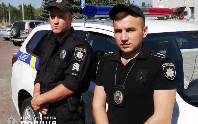 В Южноукраинске мужчина взял в заложницы женщину и хотел выбросить ее с балкон Фото № 1 В Южноукраинске мужчина взял в заложницы женщину и хотел выбросить ее с балкон Фото № 1