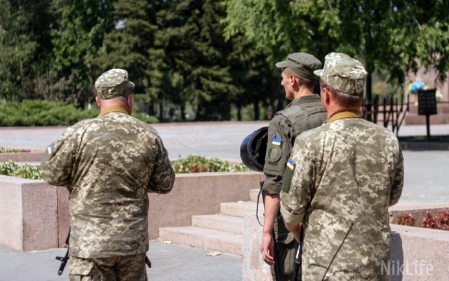 Колючей проволокой и блокпостами перекрыты подходы к Николаевской ОГА Фото № 13 Колючей проволокой и блокпостами перекрыты подходы к Николаевской ОГА Фото № 13
