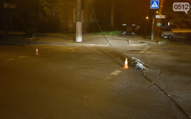 Отказали тормоза: в Николаеве военный автомобиль «Урал» снес светофор Фото № 2 Отказали тормоза: в Николаеве военный автомобиль «Урал» снес светофор Фото № 2