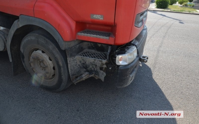 На Октябрьском проспекте грузовой автомобиль столкнулся с двумя иномарками Фото № 4 На Октябрьском проспекте грузовой автомобиль столкнулся с двумя иномарками Фото № 4