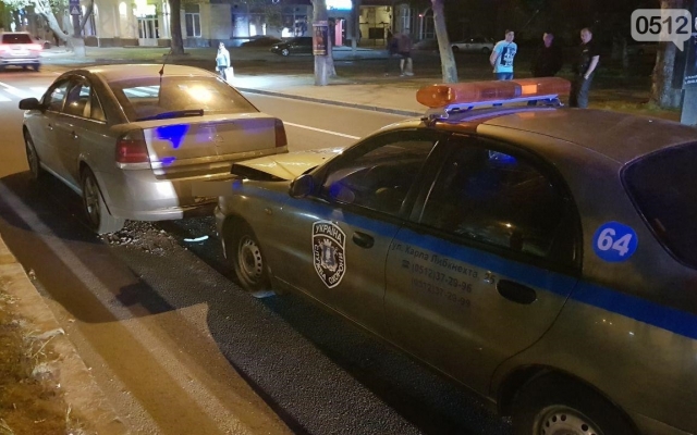 Авария на Центральном проспекте: автомобиль охранной фирмы врезался в иномарку Фото № 3 Авария на Центральном проспекте: автомобиль охранной фирмы врезался в иномарку Фото № 3