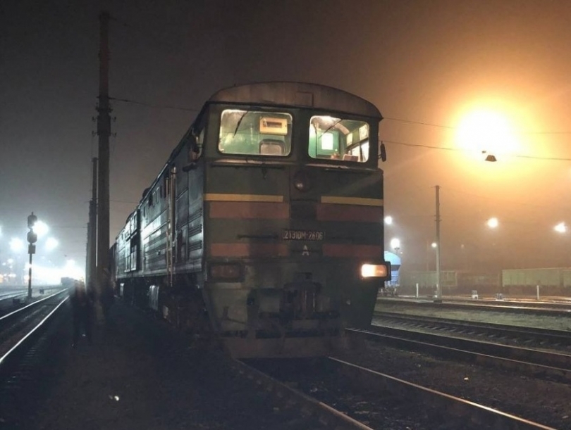В Николаеве неизвестный сливал топливо с тепловозов, он кинул свой автомобиль и скрылся Фото № 0 В Николаеве неизвестный сливал топливо с тепловозов, он кинул свой автомобиль и скрылся Фото № 0