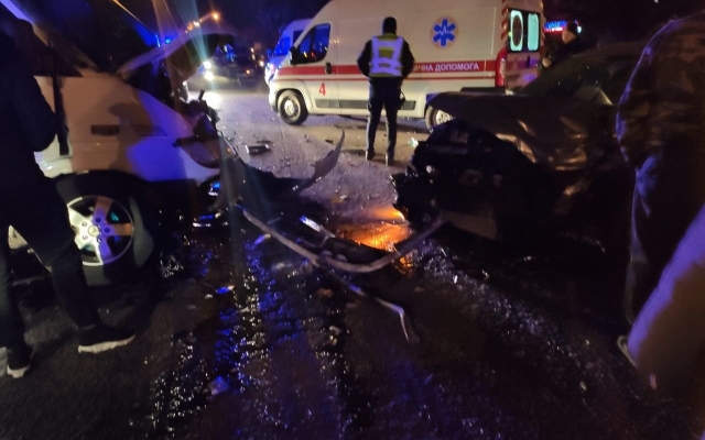 На Богоявленском проспекте столкнулись два автомобиля, пострадали два человека Фото № 3 На Богоявленском проспекте столкнулись два автомобиля, пострадали два человека Фото № 3