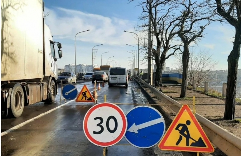 На Варваровском мосту Николаева начался ямочный ремонт Фото № 0 На Варваровском мосту Николаева начался ямочный ремонт Фото № 0