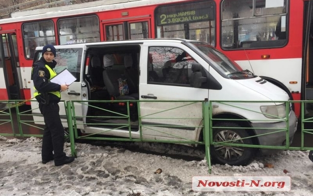 В центре Николаева авария: столкнулись микроавтобус и троллейбус. Образовалась пробка Фото № 0 В центре Николаева авария: столкнулись микроавтобус и троллейбус. Образовалась пробка Фото № 0