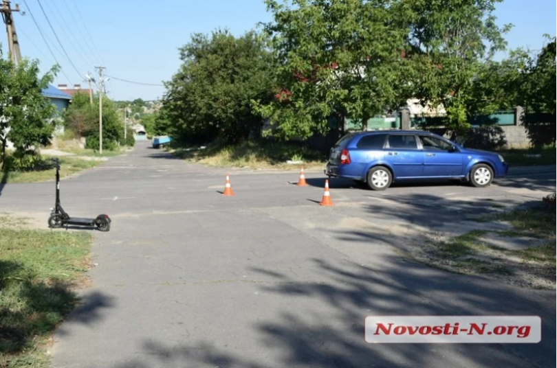 В Николаеве ребенок на электросамокате выскочил на перекресток и врезался в авто Фото № 0 В Николаеве ребенок на электросамокате выскочил на перекресток и врезался в авто Фото № 0