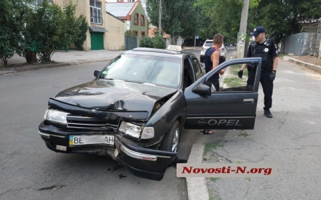На Шоссейной автомобиль врезался в дерево Фото № 3 На Шоссейной автомобиль врезался в дерево Фото № 3