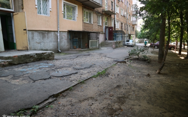 Заводской район продолжает ремонты внутриквартальных проездов Фото № 15 Заводской район продолжает ремонты внутриквартальных проездов Фото № 15