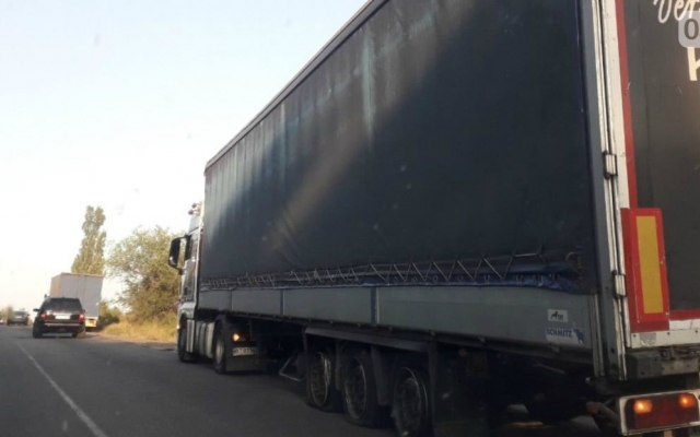 На николаевской трассе автомобиль влетел в грузовик, есть пострадавшие Фото № 1 На николаевской трассе автомобиль влетел в грузовик, есть пострадавшие Фото № 1