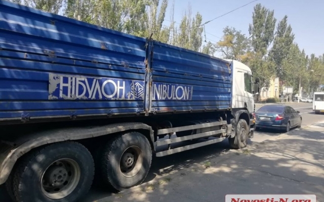 На Пушкинской автомобиль вылетел на тротуар и врезался в фасад магазина Фото № 2 На Пушкинской автомобиль вылетел на тротуар и врезался в фасад магазина Фото № 2