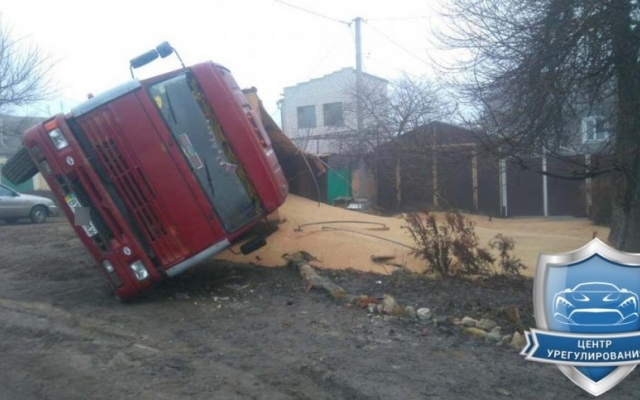 Грузовой автомобиль с прицепом зерна перевернулся в Николаеве Фото № 0 Грузовой автомобиль с прицепом зерна перевернулся в Николаеве Фото № 0