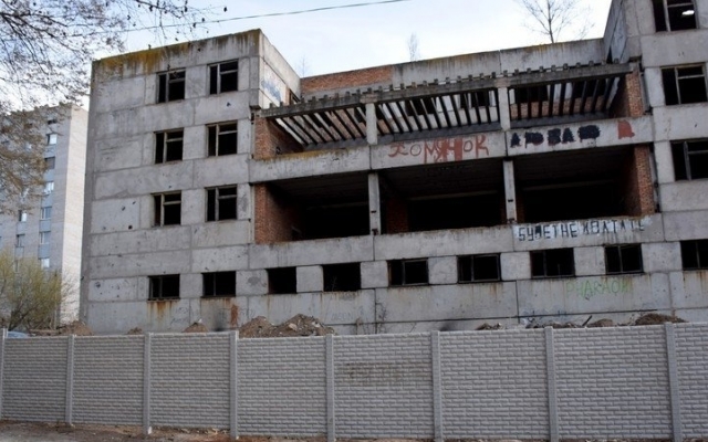Опасный недострой в центре Николаева, где пытались сжечь Оксану Макар, ограждают забором Фото № 0 Опасный недострой в центре Николаева, где пытались сжечь Оксану Макар, ограждают забором Фото № 0