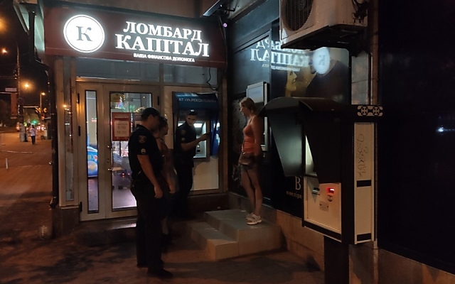 На Центральном проспекте в двух банкоматах неизвестные установили фальшпанели, блокировавшие выдачу наличных Фото № 2 На Центральном проспекте в двух банкоматах неизвестные установили фальшпанели, блокировавшие выдачу наличных Фото № 2