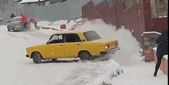 На скользкой горке в Первомайске «встретились» несколько авто (видео) Фото № 0 На скользкой горке в Первомайске «встретились» несколько авто (видео) Фото № 0