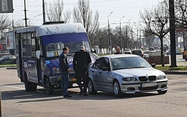 В Николаеве маршрутка врезалась в «БМВ» Фото № 2 В Николаеве маршрутка врезалась в «БМВ» Фото № 2
