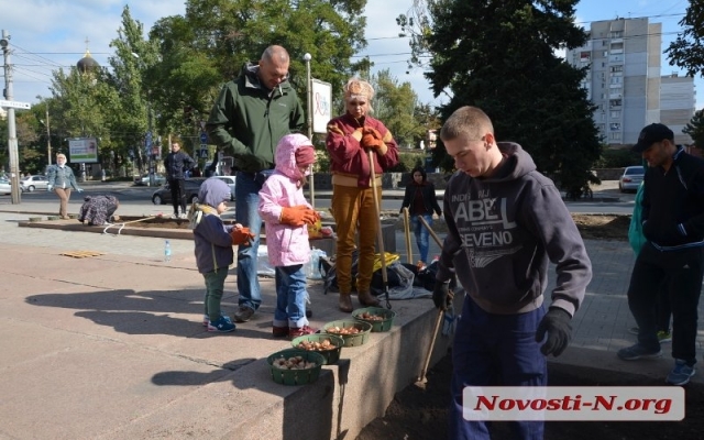 Николаевцы благоустроили клумбы вокруг памятника погибшим милиционерам Фото № 1 Николаевцы благоустроили клумбы вокруг памятника погибшим милиционерам Фото № 1