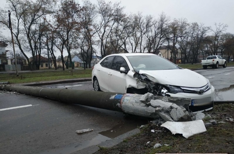 В Николаеве Toyota врезалась в электроопору — упавший столб перегородил дорогу Фото № 0 В Николаеве Toyota врезалась в электроопору — упавший столб перегородил дорогу Фото № 0