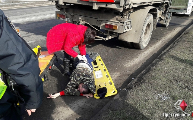 На Богоявленском проспекте произошла авария: служебный «ГАЗ-53» переехал сборщика мусора (фото 18+) Фото № 1 На Богоявленском проспекте произошла авария: служебный «ГАЗ-53» переехал сборщика мусора (фото 18+) Фото № 1