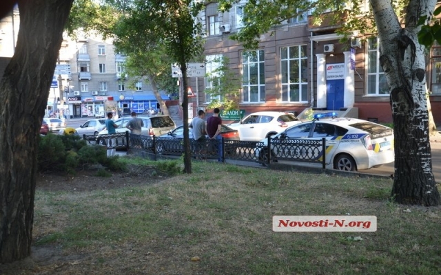 В Центре Николаеве произошло ДТП при участии автомобилей Mitsubishi Grandis и Mazda 323 Фото № 2 В Центре Николаеве произошло ДТП при участии автомобилей Mitsubishi Grandis и Mazda 323 Фото № 2
