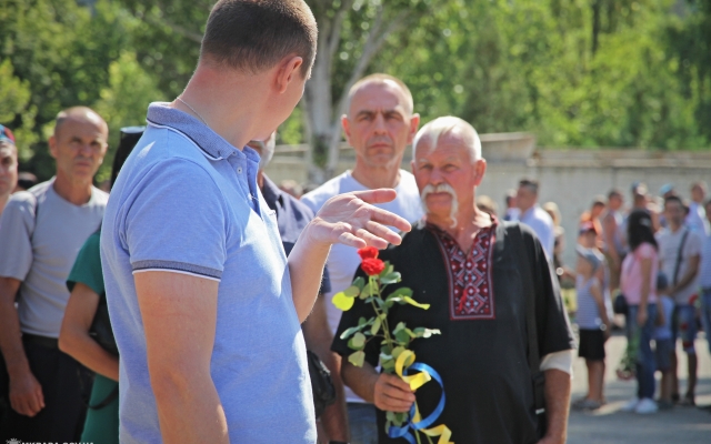 Жители Николаева почтили память павших десантников Фото № 53 Жители Николаева почтили память павших десантников Фото № 53