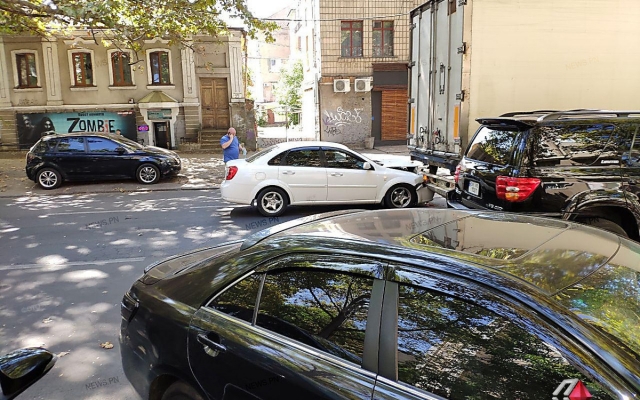 На Никольской автомобиль въехал в прицеп фуры Фото № 2 На Никольской автомобиль въехал в прицеп фуры Фото № 2