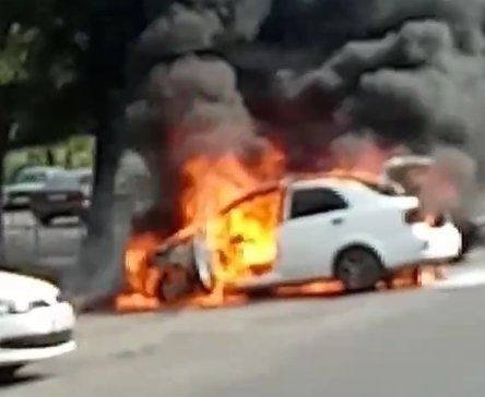 Возле центрального автовокзала загорелись две иномарки Фото № 0 Возле центрального автовокзала загорелись две иномарки Фото № 0