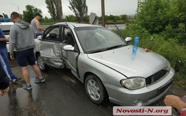 На въезде в город автомобиль врезался в столб, водитель скрылся с места дорожного инцидента Фото № 3 На въезде в город автомобиль врезался в столб, водитель скрылся с места дорожного инцидента Фото № 3