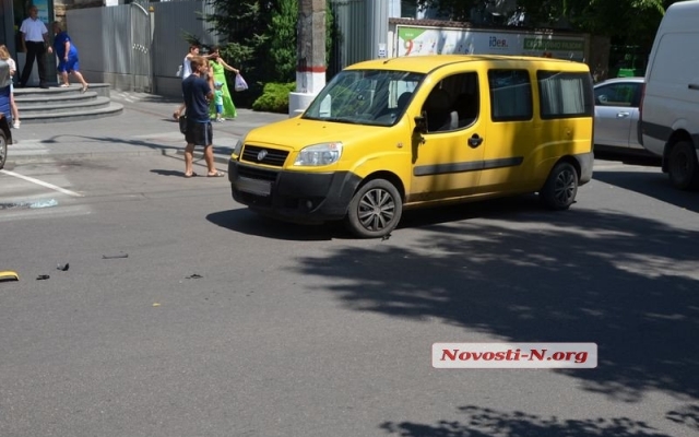В центре Николаева ДТП: столкнулись маршрутка и Fiat Фото № 2 В центре Николаева ДТП: столкнулись маршрутка и Fiat Фото № 2