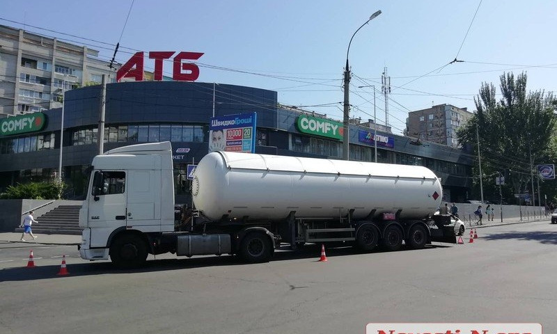 В центре Николаева седельный тягач столкнулся с маршруткой