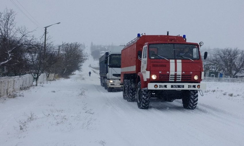Николаевские спасатели с начала снегопада вытащили из "снежных ловушек" уже 20 авто