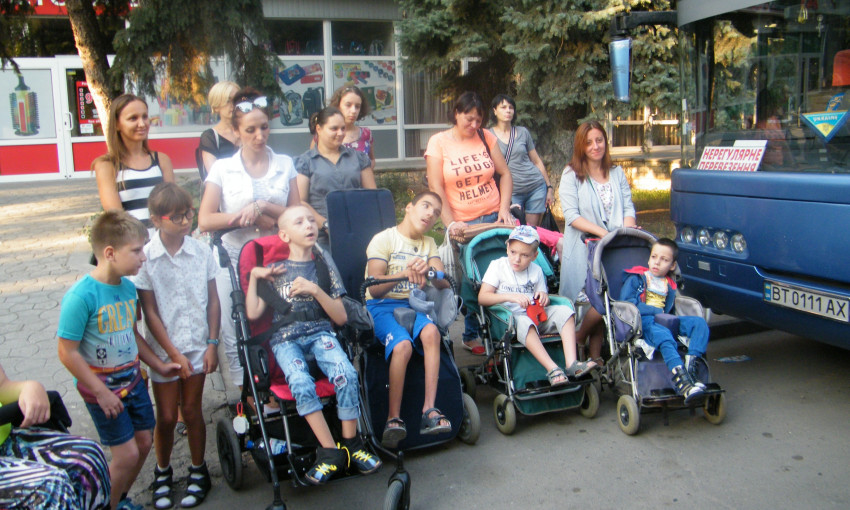 Десять детей с инвалидностью в сопровождение родителей отправились на оздоровление за счет средств из городского бюджета