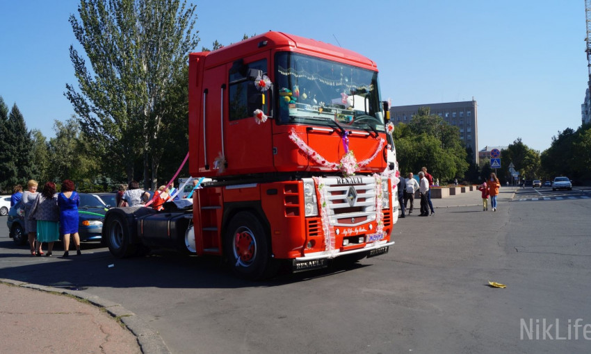 Свадебный кортеж из огромных грузовиков удивил жителей Николаева