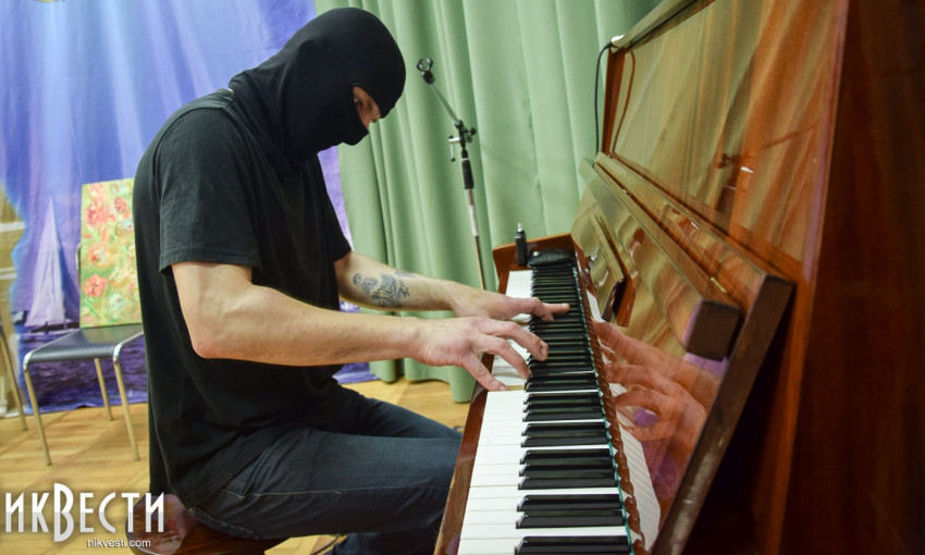 Загадочный Piano Extremist вновь выступил перед николаевцами и рассказал о своем новом увлечении