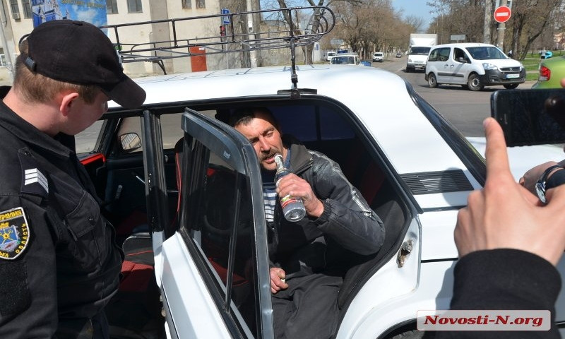На Садовой произошла авария, виновник ДТП на глазах сотрудников полиции пил водку из бутылки