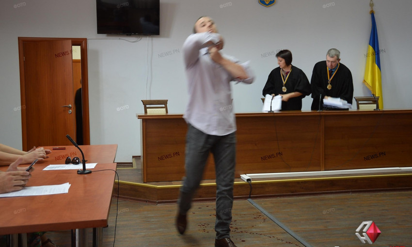 После решения апелляционного суда вернуть рецидивиста Юрия Богомяткова в СИЗО, обвиняемый порезал себе руки и шею