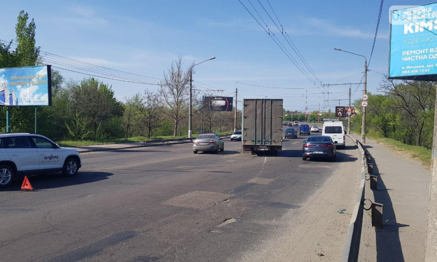 В Николаеве брошенный прицеп грузовика перекрыл движение на Ингульском мосту
